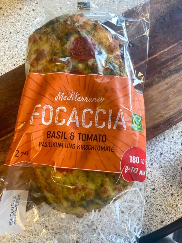 Mediterraneo focaccia met tomaat en basilicum