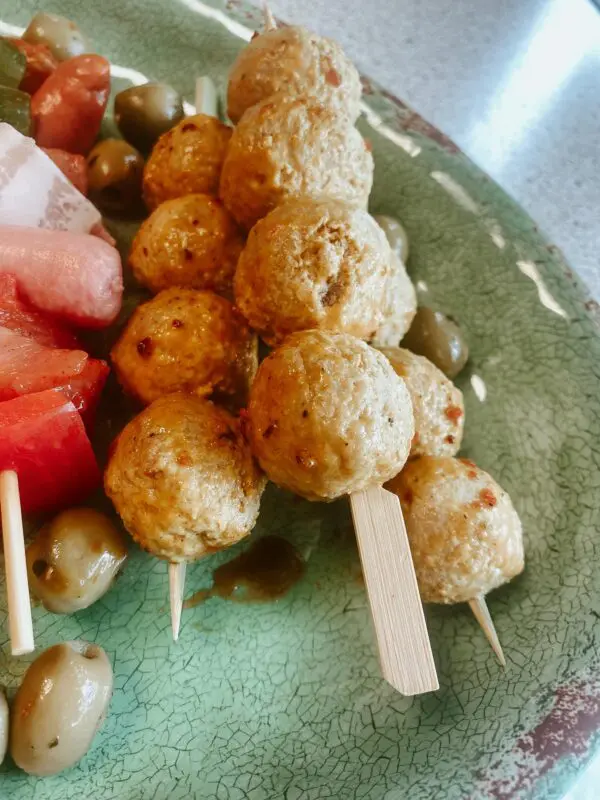 Balletjes brochette curry kip