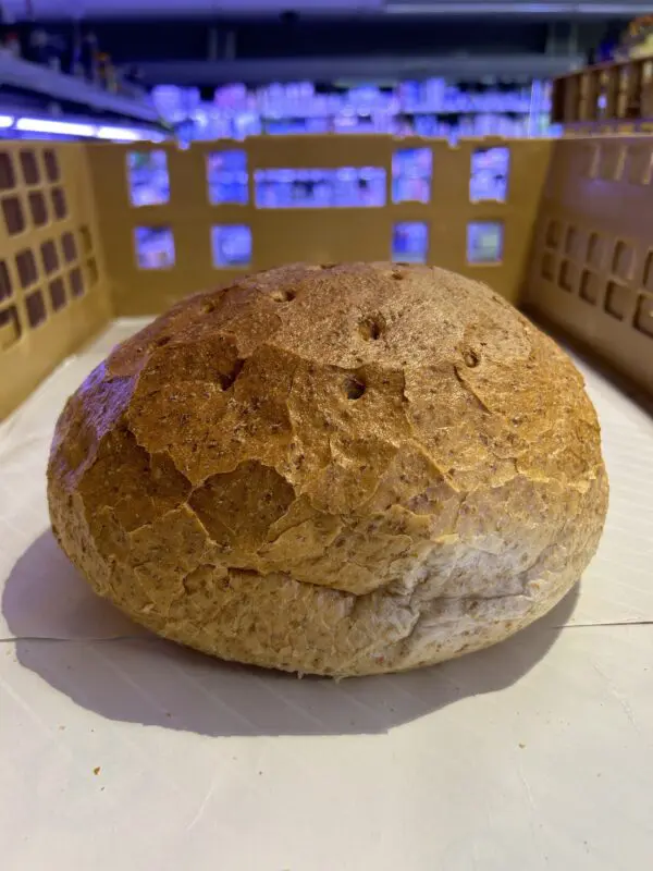Groot rond grof brood