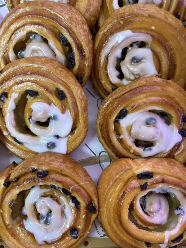 Ronde rozijnenkoek
