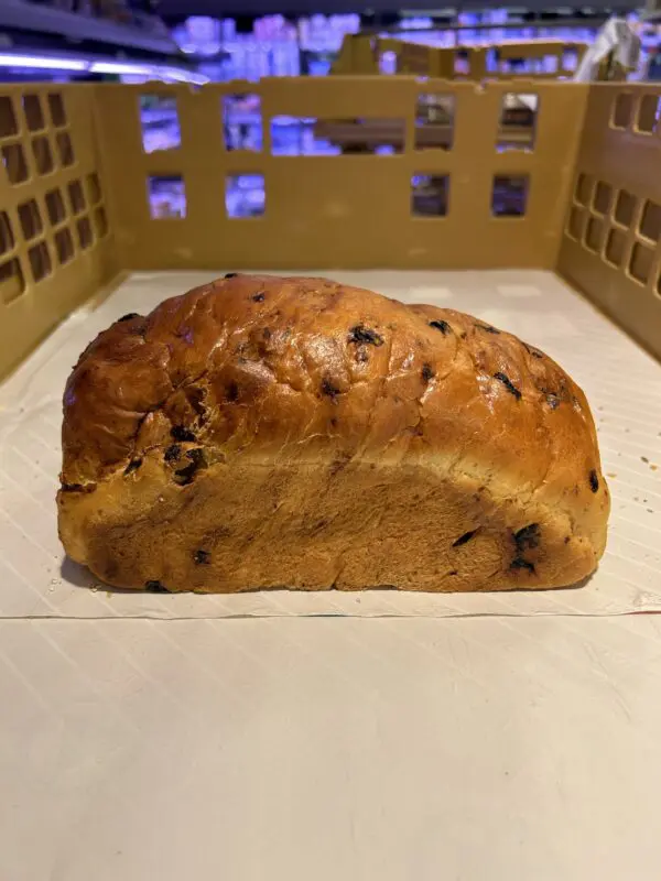 Groot lang rozijnenbrood